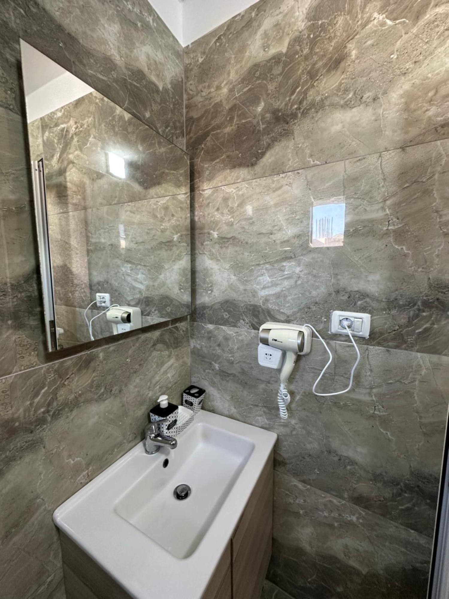 Jona Rooms Himare Exterior photo