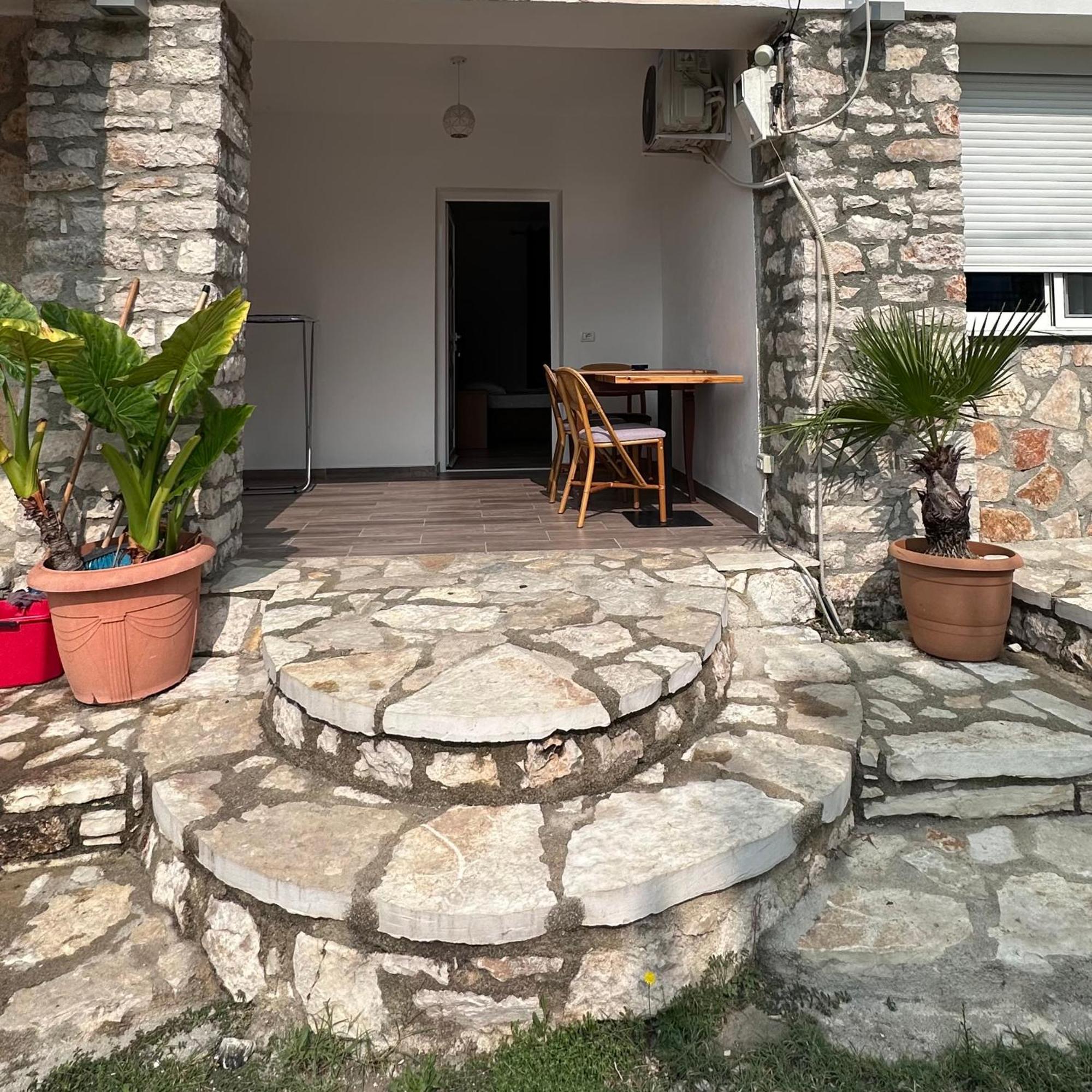 Jona Rooms Himare Exterior photo