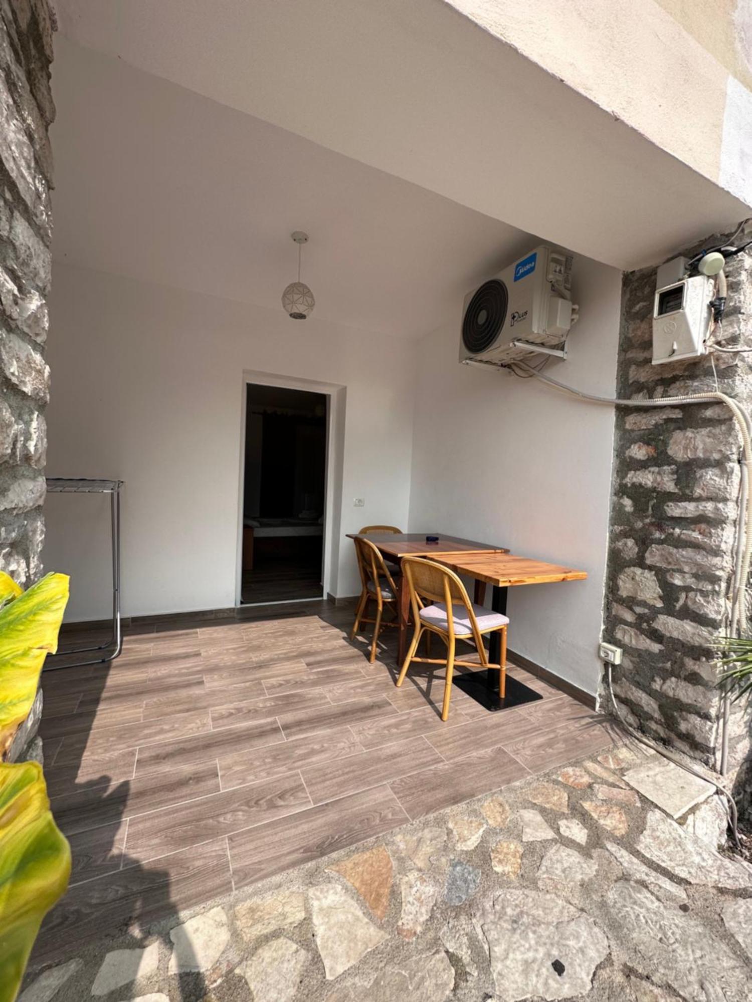 Jona Rooms Himare Exterior photo
