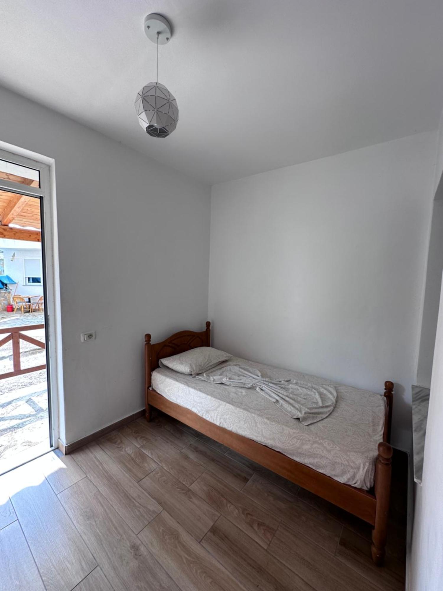 Jona Rooms Himare Exterior photo