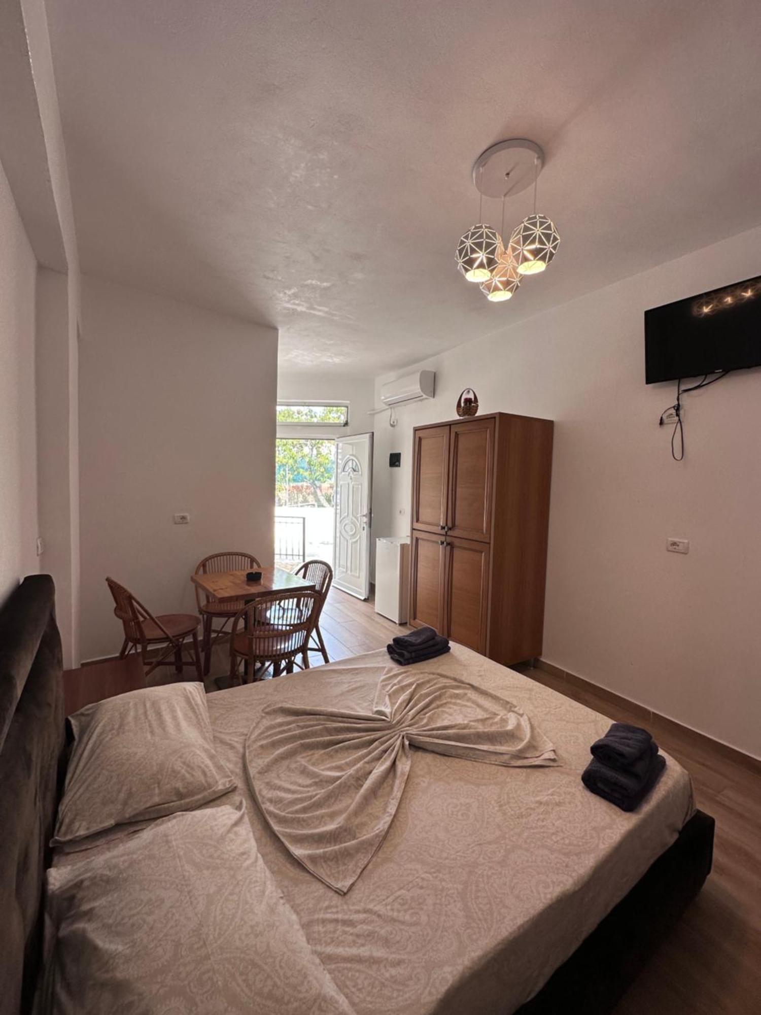 Jona Rooms Himare Exterior photo